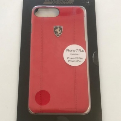Capa vermelha para iPhone 7 Plus com logótipo Ferrari na embalagem preta