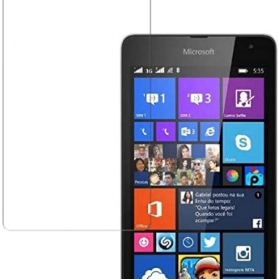 Smartphone Microsoft a mostrar ecrã com várias aplicações e película protetora transparente ao lado