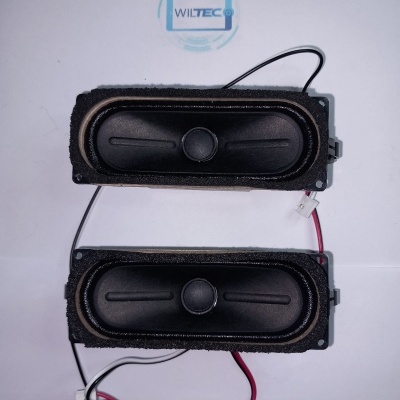 Par de colunas retangulares pretas com fios e logotipo WILTEC