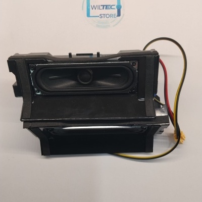 Coluna de som preta com fios coloridos e logótipo WILTEC STORE ao fundo