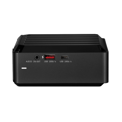 Dispositivo eletrônico preto com portas USB e entrada de áudio