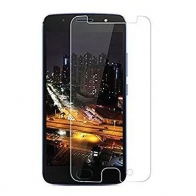 Smartphone preto com película protetora transparente sobre o ecrã mostrando imagem noturna da cidade