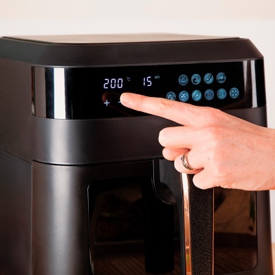 Forno elétrico preto com painel digital e visor LCD com temperatura e tempo ajustados