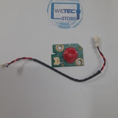 Placa eletrónica com botão vermelho e cabos sobre superfície branca com logótipo WILTEC STORE.