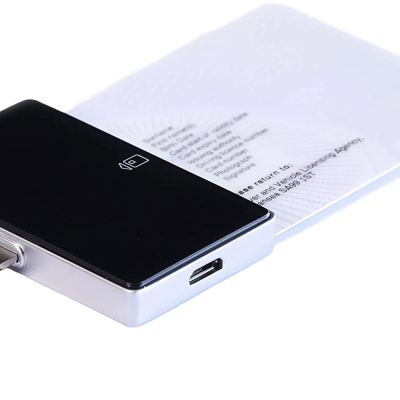 Disco rígido portátil preto com conector Lightning e USB-C sobre fundo branco