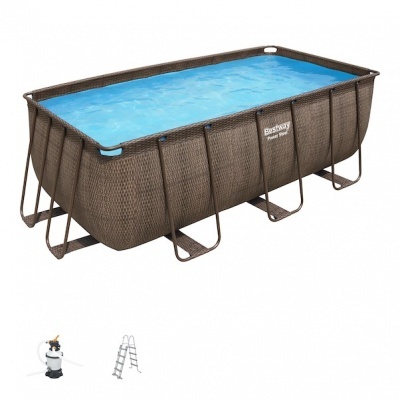 Piscina retangular elevada com revestimento castanho imitando rattan e acessórios