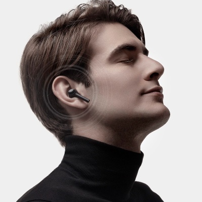 Homem com auricular preto sem fios no ouvido direito