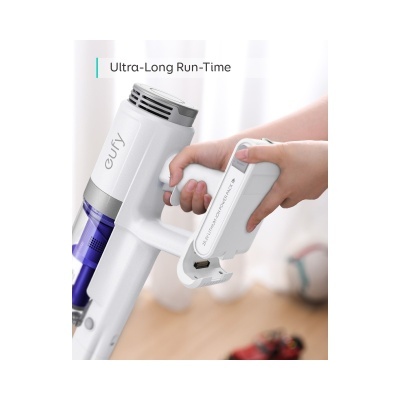 Aspirador sem fios branco e azul em uso com texto Ultra-Long Run-Time