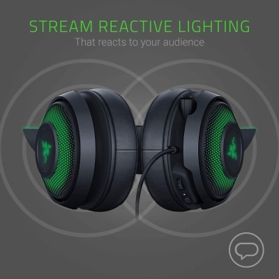 Auriculares pretos com iluminação verde e texto sobre funcionalidades
