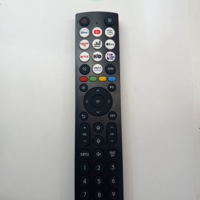 Comando remoto preto com botões coloridos e logos de várias plataformas de streaming