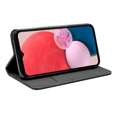 Smartphone numa capa preta tipo carteira com textura de couro sintético