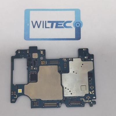 Placa eletrónica de circuito impresso azul com componentes metálicos