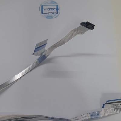 Cabo flat flexível branco com conectores pretos em fundo branco