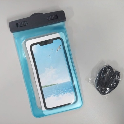 Bolsa à prova de água azul com fecho preto para telemóveis com cabo preto embalado ao lado