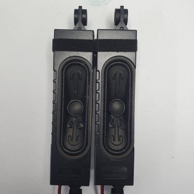 Par de altifalantes retangulares pretos sobre fundo branco com logo WILTEC STORE