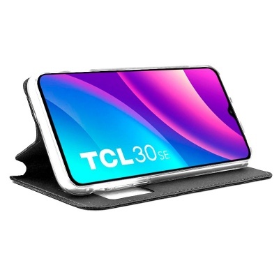 Smartphone TCL 30 SE numa capa protetora preta em suporte horizontal