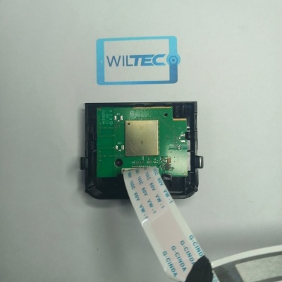 Componente eletrónico verde com cabo flexível branco e logótipo WILTEC