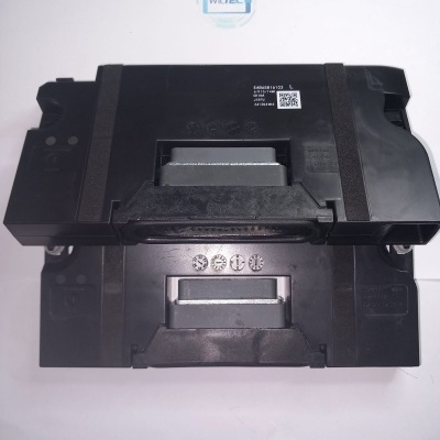 Peças eletrónicas pretas com etiquetas e código QR sobre superfície branca com autocolante WILTEC.