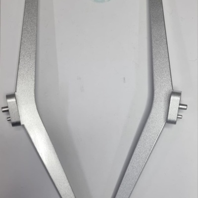 Dois braços metálicos prateados com parafusos visíveis