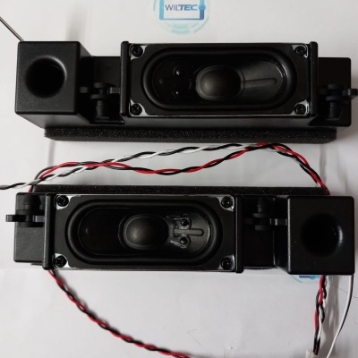 Dois altifalantes retangulares pretos com caixas e cabos em fundo branco com logotipo WILTEC