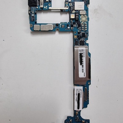 Placa mãe azul para dispositivo móvel com componentes e etiquetas