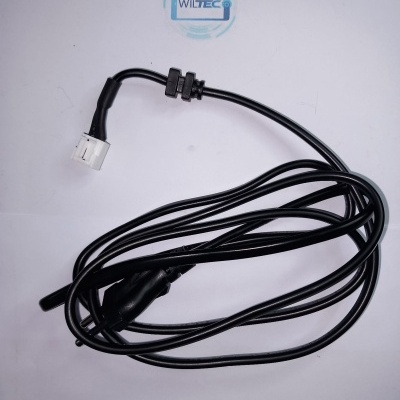 Cabo elétrico preto com conector branco e ficha de tomada preta sobre superfície branca com logótipo WILTEC.