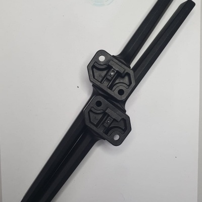 Duas escovas limpa-vidros pretas com suporte plástico em fundo branco com logo WILTEC STORE