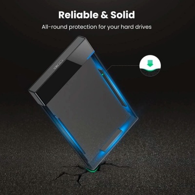 Estojo protetor preto translúcido para discos rígidos com bordas azuis sobre fundo escuro rachado