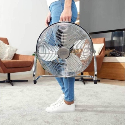 Ventoinha metálica com estrutura cromada e logótipo BLACK+DECKER