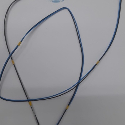 Cabo eléctrico com fios azuis e pretos e conectores, em fundo branco com etiqueta WILLTEC STORE.