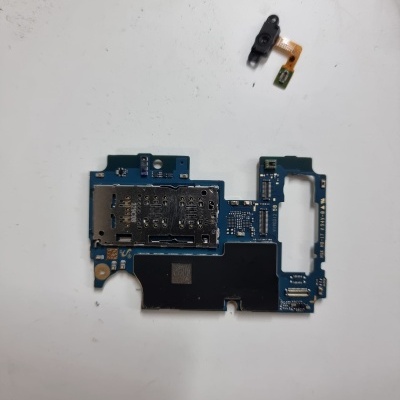 Placa mãe azul com componentes eletrónicos e módulo flexível separado