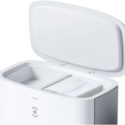 Caixa branca retangular aberta com tecido branco dentro e ícone de tecnologia na frente