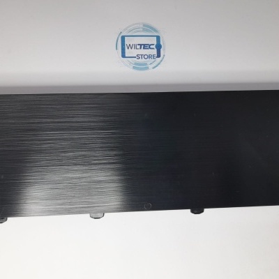 Placa preta texturizada retangular com quatro suportes em fundo branco com logo WILTEC STORE