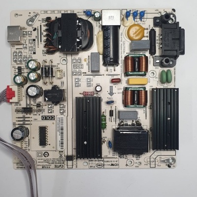 Placa eletrónica com vários componentes e etiquetas, sobre superfície branca