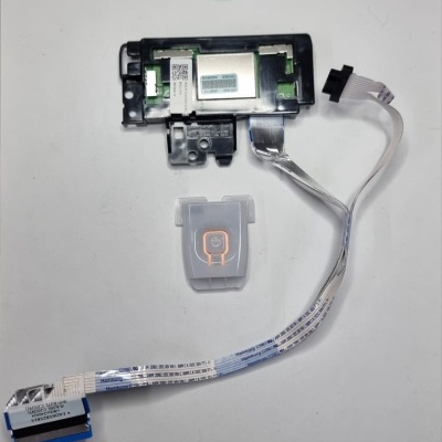 Conjunto eletrônico com placa circuito preto, cabo flat branco e botão power branco translúcido