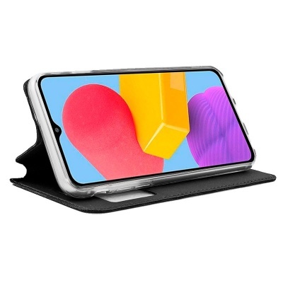 Smartphone numa capa preta aberta usada como suporte, mostrando gráficos coloridos no ecrã