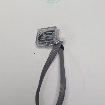 Cabo plano cinzento com conector e componente eletrônico em caixa transparente