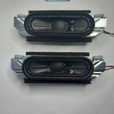 Par de altifalantes retangulares pequenos com membranas pretas em fundo branco com logo WILTEC