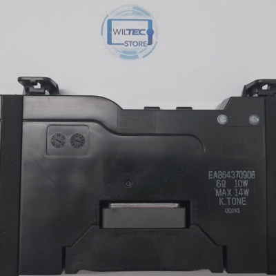 Dispositivo eletrônico preto com texto branco e etiqueta WILTEC STORE ao fundo