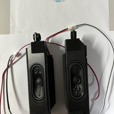 Par de altifalantes pretos com fios e espuma em papel com logótipo WILTEC STORE