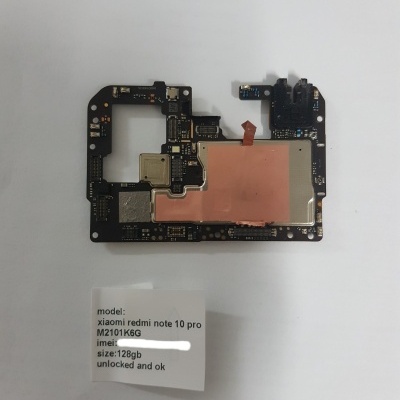 Placa mãe preta de Xiaomi Redmi Note 10 Pro com etiqueta informativa em fundo branco