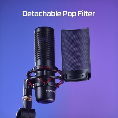 Microfone preto HyperX com filtro pop destacável em suporte