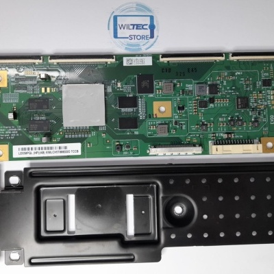 Placa eletrónica verde com componentes e peça preta de plástico com botões num fundo branco com autocolante WILTEC Store