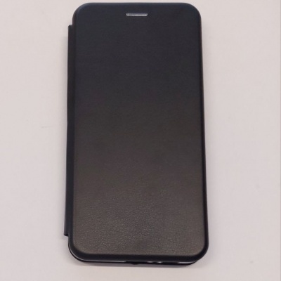 Capa de telemóvel preta tipo carteira em couro sobre superfície branca