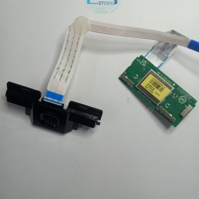 Cabo plano branco com conector azul e placa eletrónica verde com etiqueta amarela