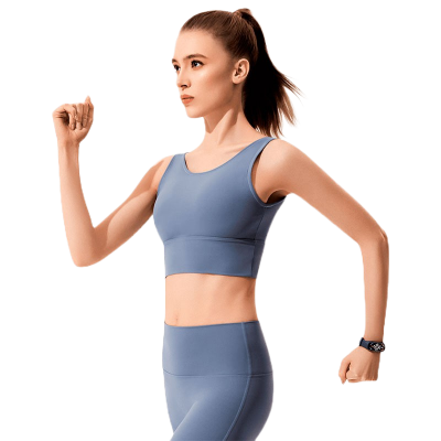 Mulher a correr vestindo roupa desportiva azul