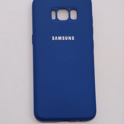 Capa de telemóvel azul com logótipo Samsung em fundo branco