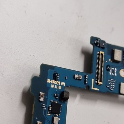 Placa eletrónica azul com componentes eletrónicos e texto amarelo