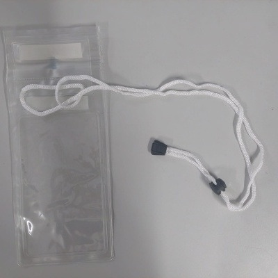 Estojo protetor transparente para telemóvel com cordão branco sobre superfície cinzenta