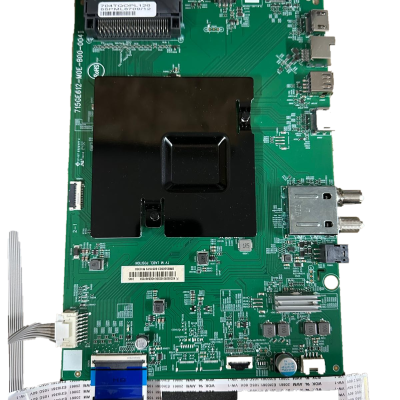 Placa eletrónica verde com componentes eletrónicos e cabos flexíveis conectados